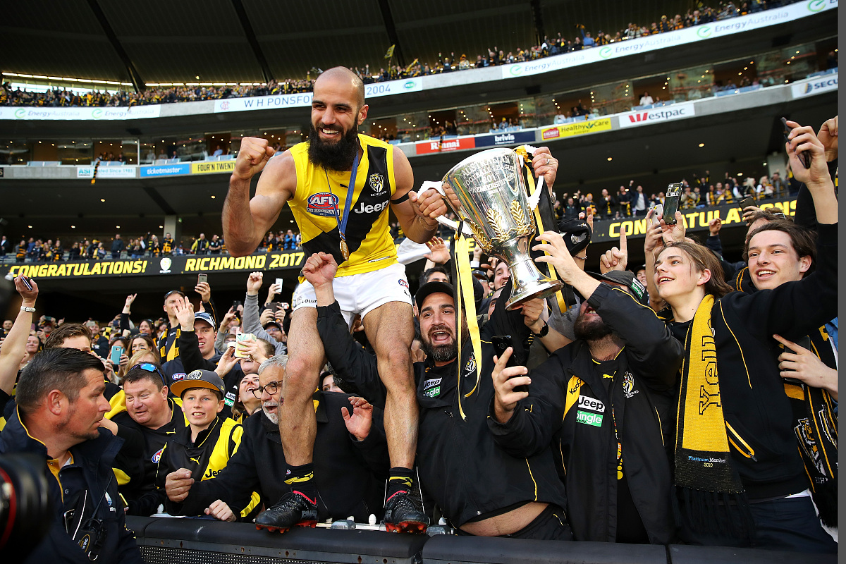 九游体育-赛地聚焦——NBA总决赛今夜热度飙升，托特纳姆复出首秀，态度坚定，身体对抗强度拉满